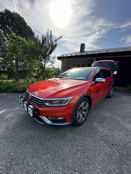Volkswagen Passat Alltrack 2 of 17