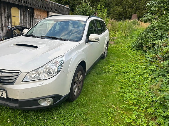 Subaru Outback 2 of 8