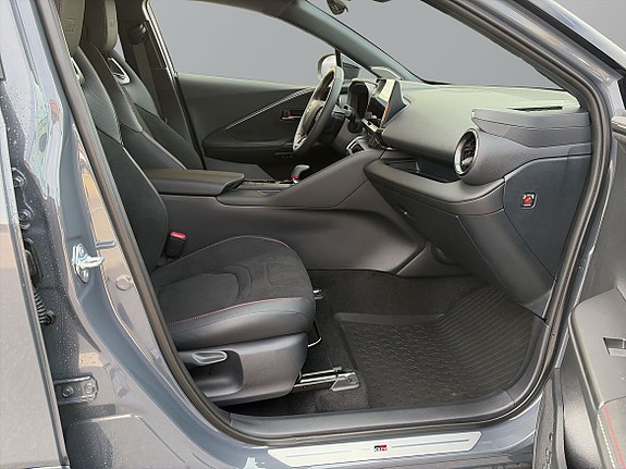 Toyota C-HR 7 of 11