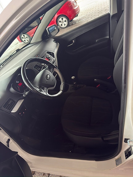 Kia Picanto 3 of 9