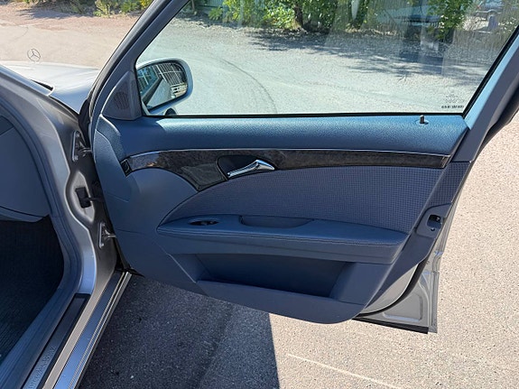 MERCEDES E240 | LÅGA MIL | AUTOMAT | HEMLEVERANS 7 of 8