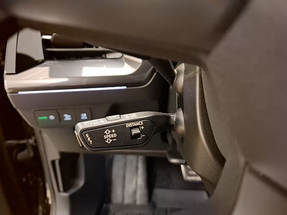 Audi Q4 e-tron 6 of 12