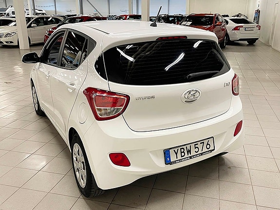 Hyundai i10 3 of 7