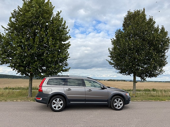 Volvo XC70 2 of 17