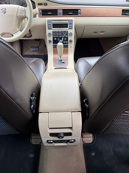 Volvo XC70 11 of 17