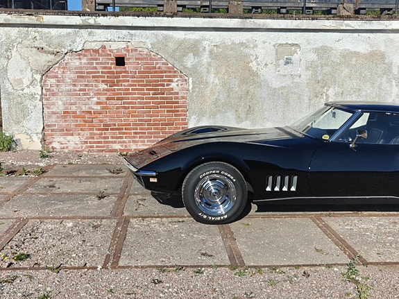 Chevrolet Corvette 2 of 30