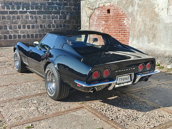 Chevrolet Corvette 5 of 30