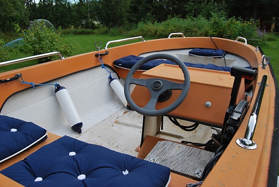 Uttern 440 styrpulpet, med Mariner 60 hk (2-takt) och 30-vagn 3 of 5