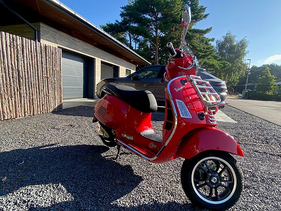 Piaggio VESPA GTS 2 of 5