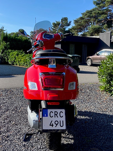 Piaggio VESPA GTS 3 of 5