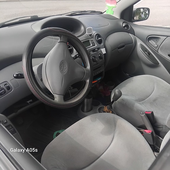 Toyota Yaris 2 of 4
