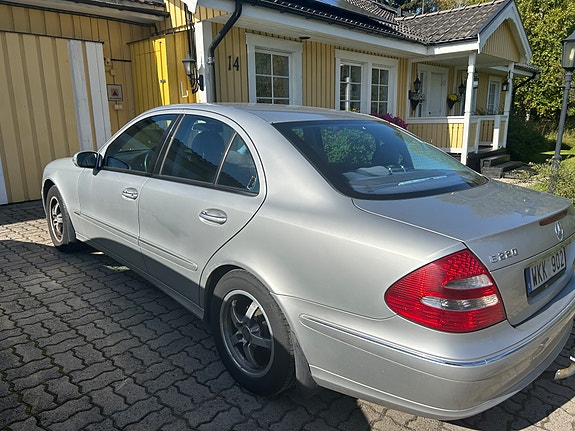 Mercedes-Benz E220 3 of 4