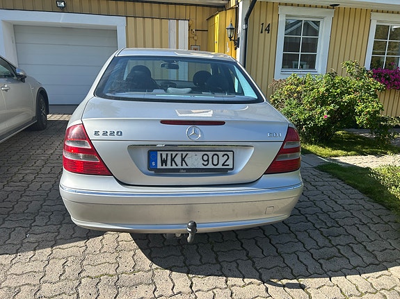 Mercedes-Benz E220 2 of 4