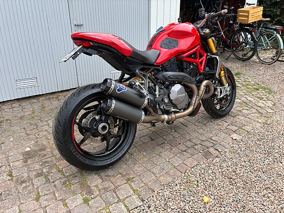 Ducati Monster 1200S 2 of 4