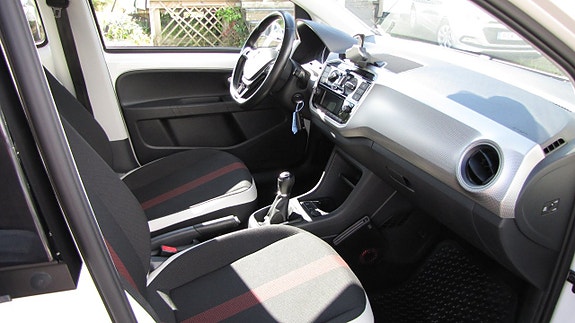 Volkswagen UP! 6 of 9