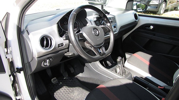 Volkswagen UP! 5 of 9