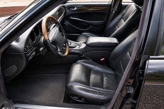 Jaguar XJR 3 of 5