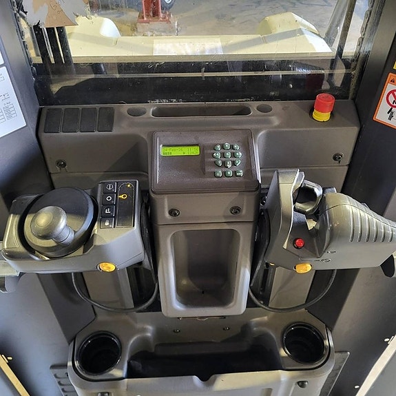 UniCarriers EPM100 High Level order picker 4 of 5