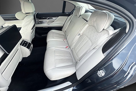 BMW 750iL 22 of 29