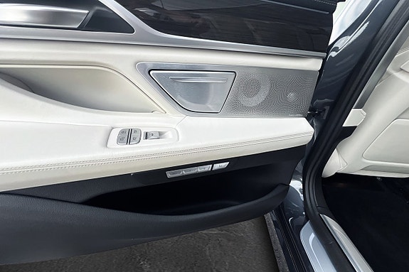 BMW 750iL 19 of 29