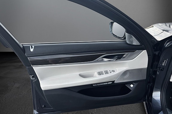 BMW 750iL 7 of 29