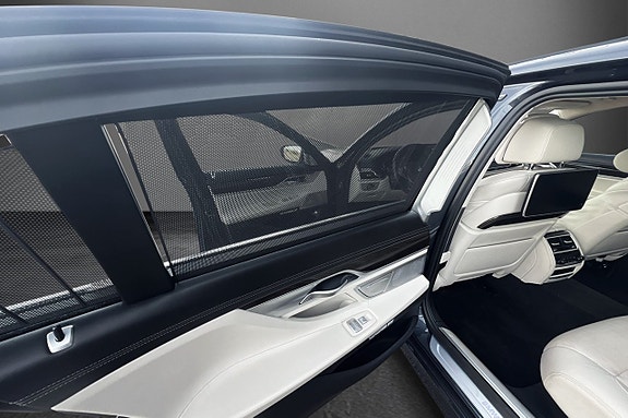 BMW 750iL 25 of 29