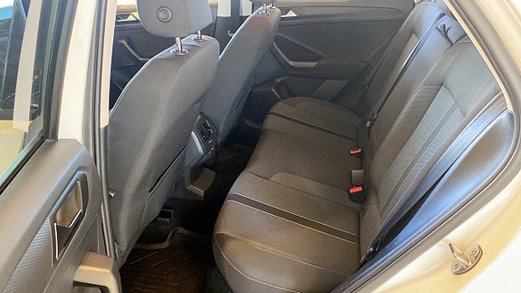 Volkswagen T-Roc 11 of 14