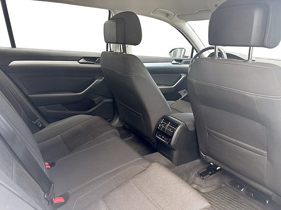 Volkswagen Passat 12 of 15