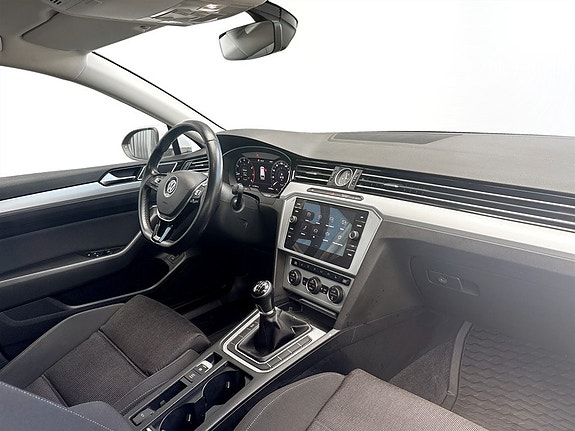 Volkswagen Passat 11 of 15