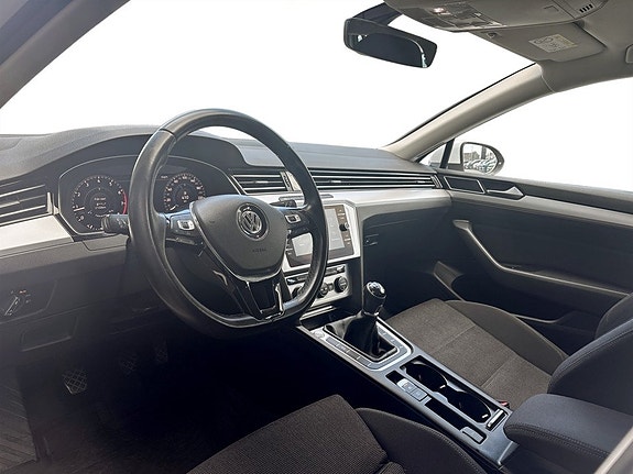 Volkswagen Passat 4 of 15