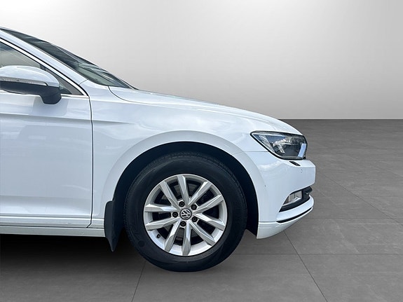Volkswagen Passat 14 of 15
