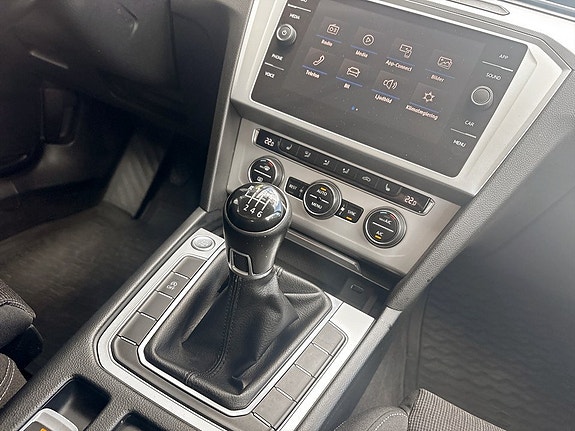 Volkswagen Passat 10 of 15