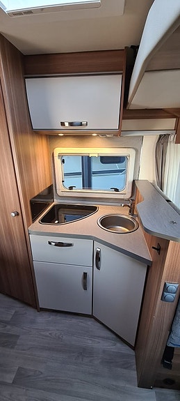 Weinsberg Carasuite 650 MF "dragkrok, franskbädd" 6 of 15