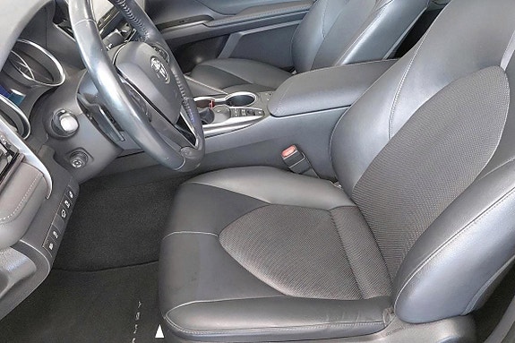 Toyota Camry 7 of 11