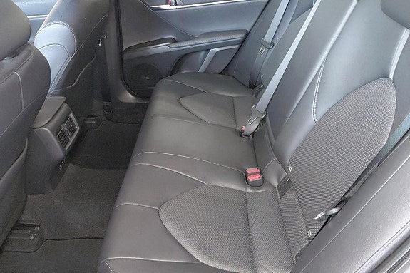 Toyota Camry 8 of 11