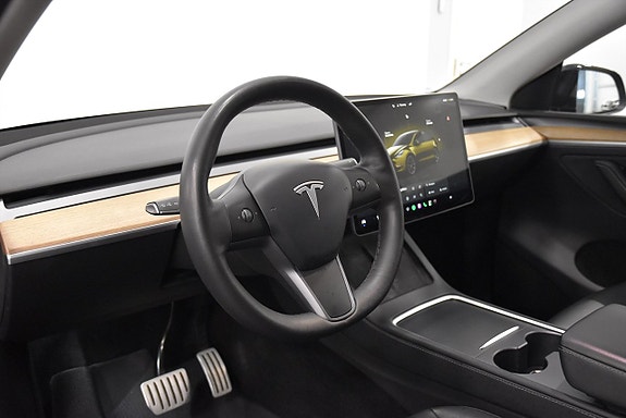 Tesla Model Y 9 of 24