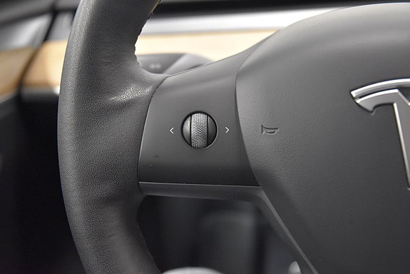 Tesla Model Y 10 of 24