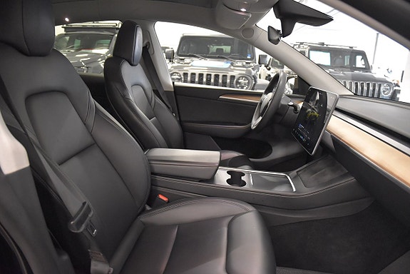 Tesla Model Y 12 of 24