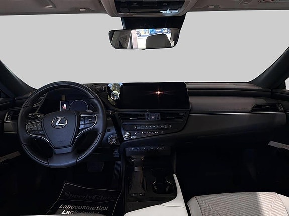Lexus ES300h 8 of 14