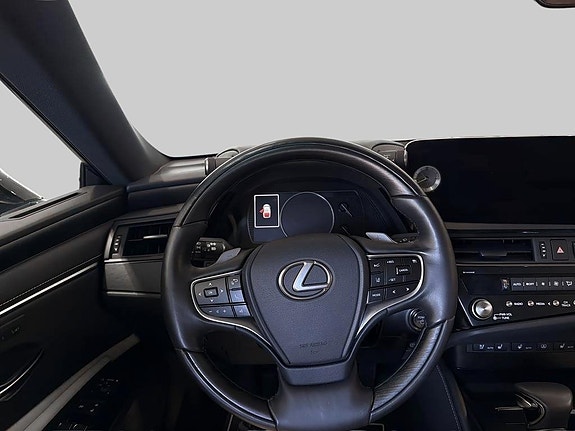 Lexus ES300h 9 of 14