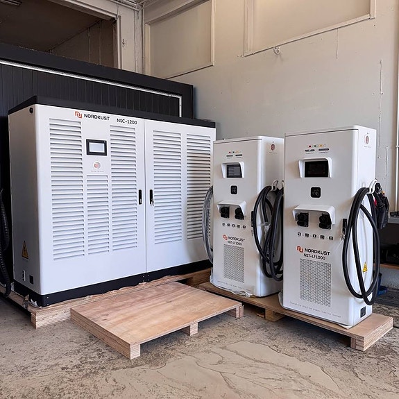 DC-snabbladdare 320 kW med dubbla CCS2-uttag