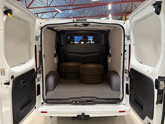 Nissan NV300 14 of 15