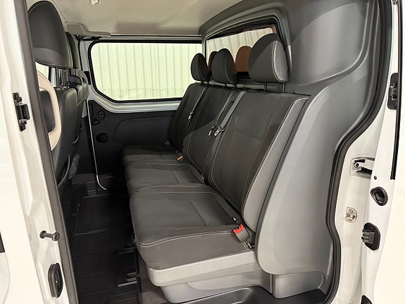 Nissan NV300 8 of 15