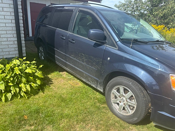 Chrysler Town & Country 4 of 18