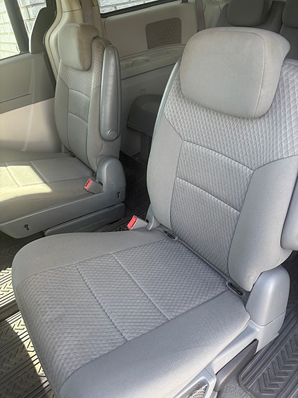 Chrysler Town & Country 5 of 18