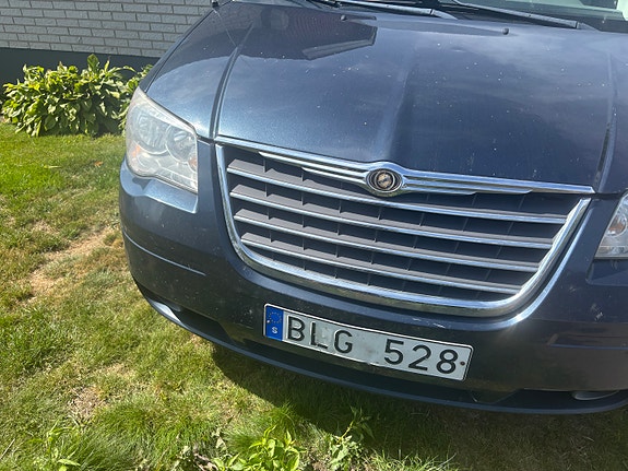 Chrysler Town & Country 2 of 18