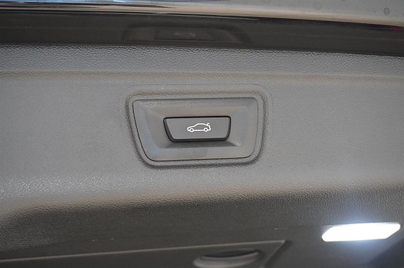 BMW 330e 12 of 12