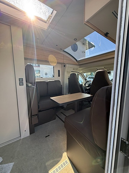 Bürstner Signature 7.0 långbäddar, aldevärme, 32" TV, inverter 1800w med mer! 9 of 28