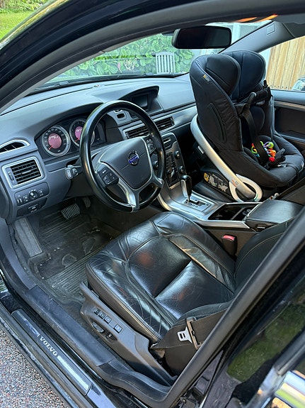Volvo V70 2 of 6