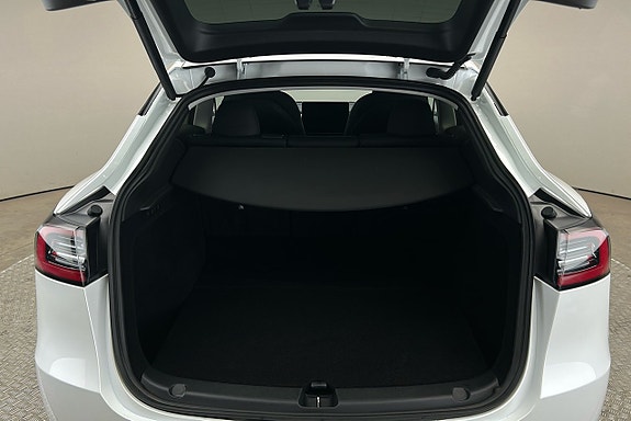 Tesla Model Y 13 of 26